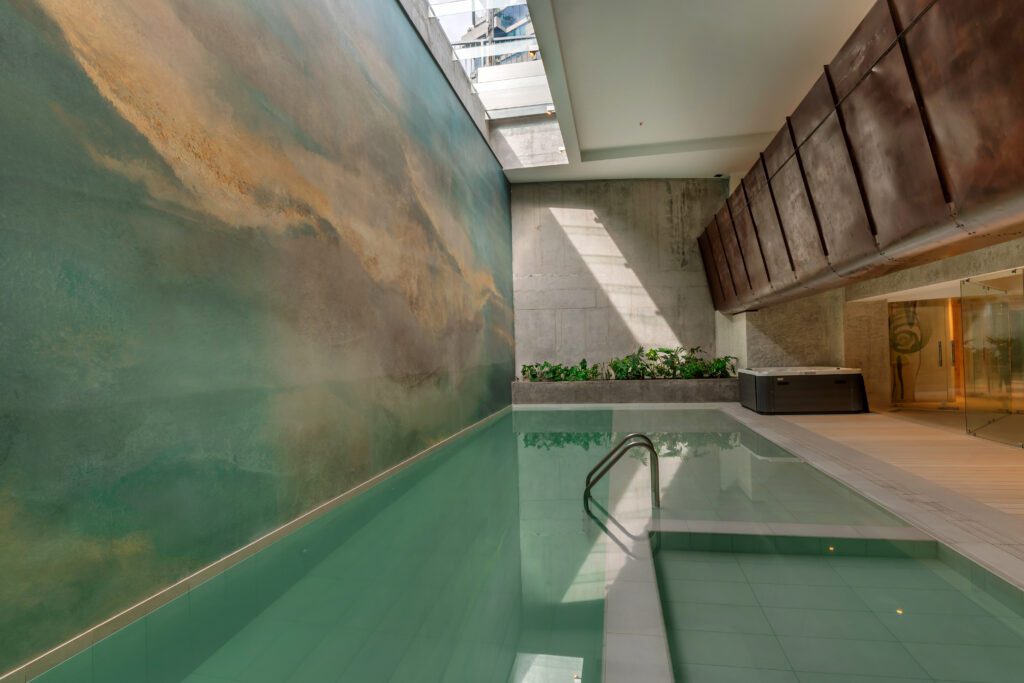 Piscina cubierta Go Quito Hotel