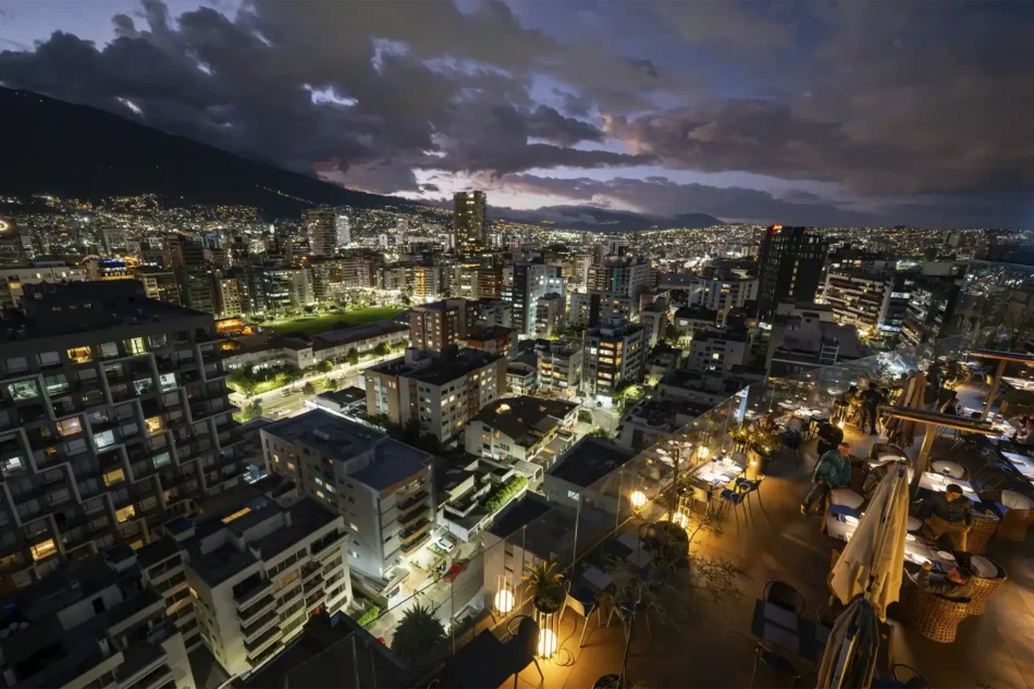 Teleférico de Quito. A solo 7 km de Go Quito Hotel